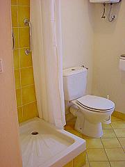 Teilansicht Dusche und Toilette