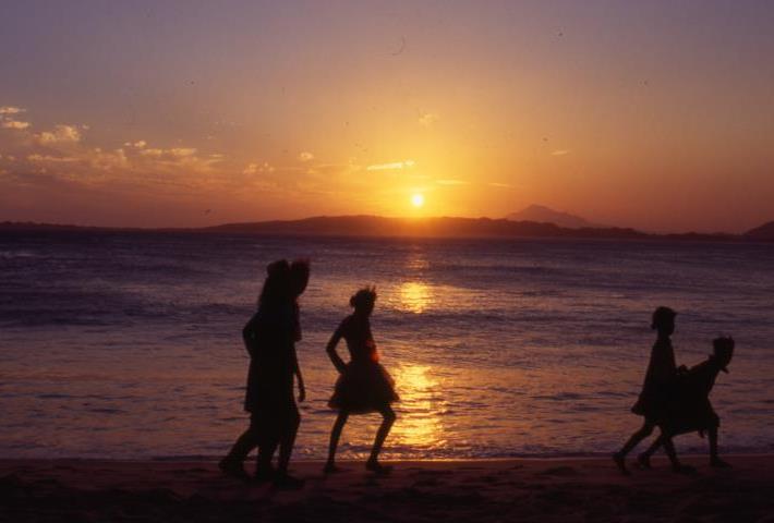 Images/fortdauphinmaedchenimsonnenuntergang.jpg